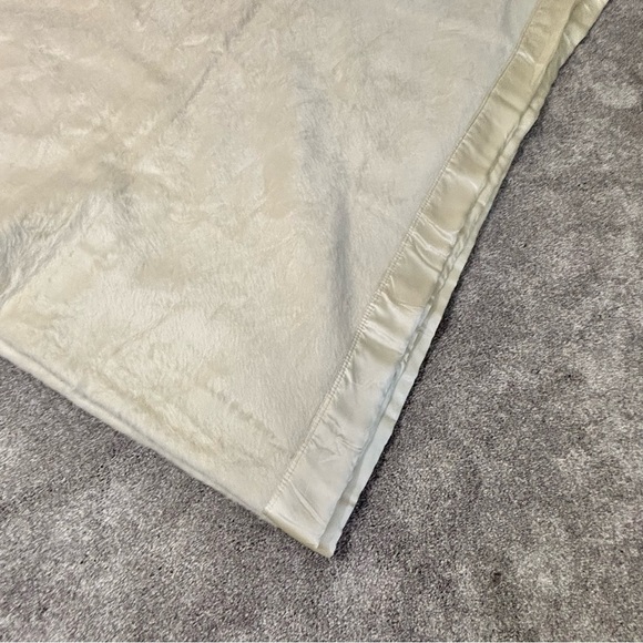 NK HOME Ivory 100% Natural Charmeuse Silk Luxurious Blanket Satin Trim 86” X 94” - Picture 3 of 9